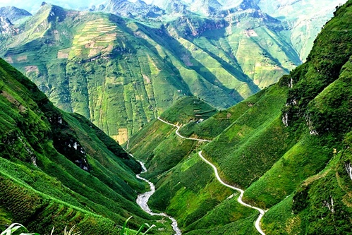Địa hình cao và hiểm trở vùng núi Tây Bắc